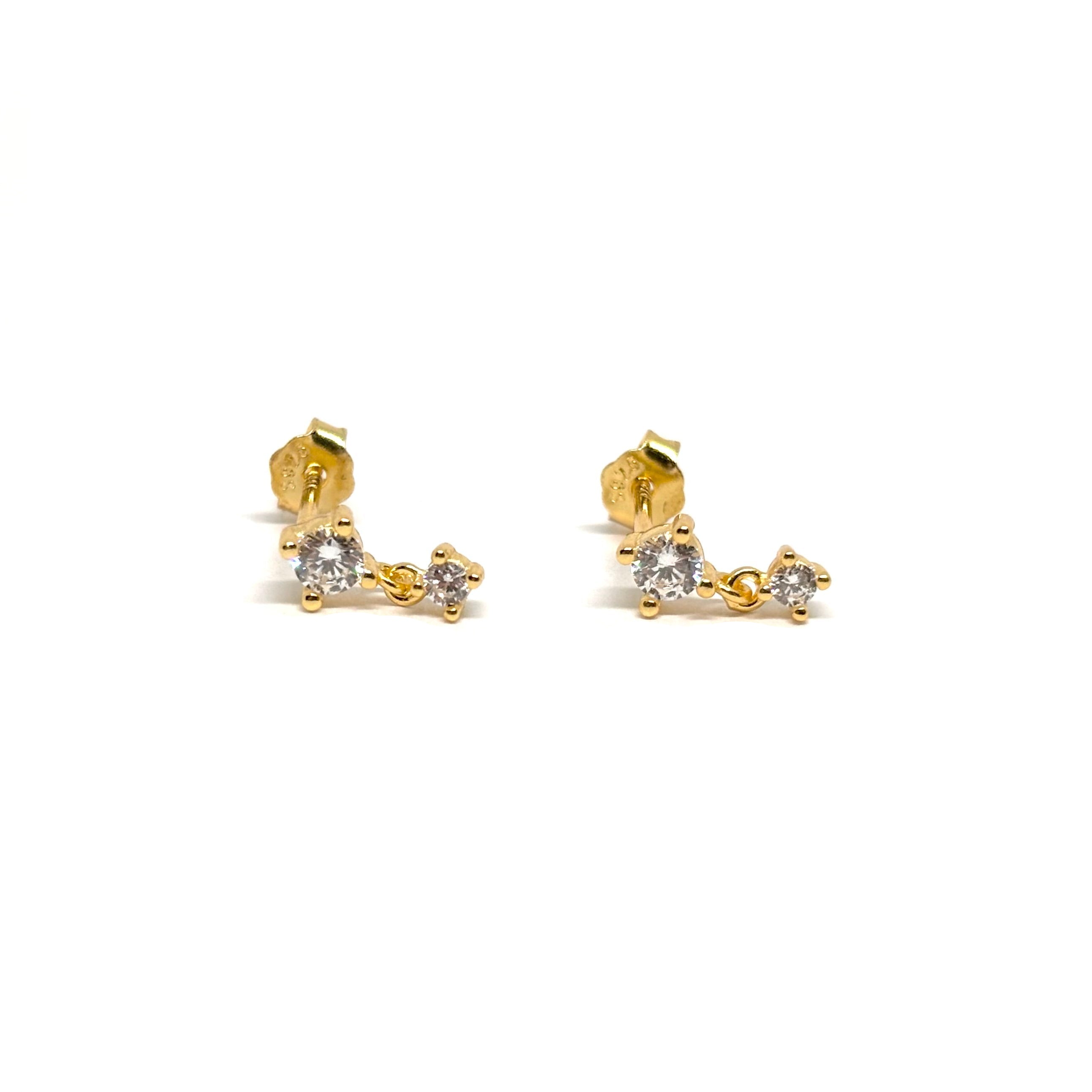 Boucles d’oreilles pendantes femme en argent 925 doré à l’or 18k, composées de quatre zircons étincelants dont un suspendu, pour un effet lumineux et raffiné. Bijou doré élégant, idéal pour sublimer une tenue de soirée ou ajouter une touche de brillance chic au quotidien. Légères, hypoallergéniques et durables, ces boucles d’oreilles en zircons dorés allient modernité et féminité avec un éclat intemporel. Cadeau parfait pour femme recherchant un bijou doré discret et glamour.